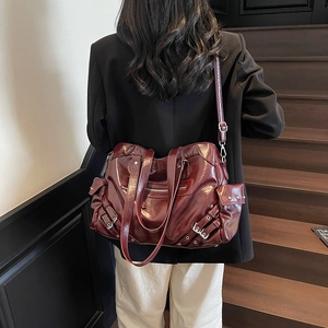 Sac cabas chic en cuir brillant bordeaux avec sangles fonctionnelles style motard rétro