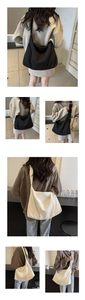 Détail de la texture en toile plissée sur de grands sacs à bandoulière noir et beige