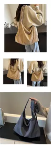 Détail montrant la texture plissée et la grande capacité du sac hobo kaki et bleu marine