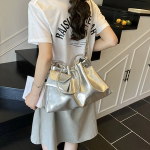 Sac seau plissé argenté métallisé avec petite pochette vu de profil élégant