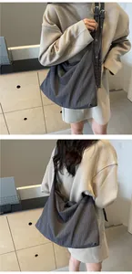 Détail d'un sac cabas gris foncé avec texture plissée verticale et bandoulière réglable