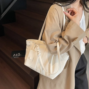 Sac fourre-tout chic en cuir PU blanc avec bandoulière nouée et mini pochette assortie