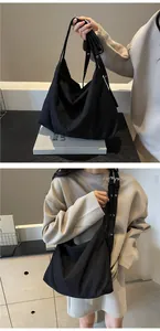 Détail du sac fourre-tout plissé noir avec bandoulière réglable et texture gaufrée