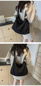 Détail du grand sac cabas plissé noir montrant la texture du tissu et la bandoulière