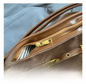 Détail de ferrures dorées et cuir marron sur un sac à bandoulière polyvalent pour femme