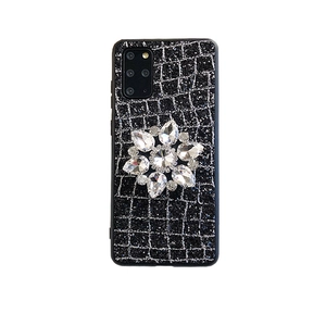 Coque de téléphone pailletée noire et argentée avec une grande fleur en cristal