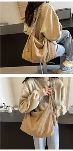 Détail du sac cabas plissé kaki avec bandoulière réglable et boucle sur un modèle