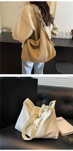 Détails de la texture plissée et de la bandoulière réglable du grand sac hobo kaki
