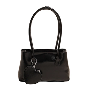 Borsa a spalla nera lucida da donna con ciondolo a cuore e catena in argento alla moda