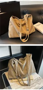 Détails de la texture plissée du sac fourre-tout kaki avec boucles métalliques