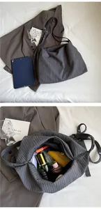 Vue détaillée du sac cabas plissé gris foncé avec texture et design hobo spacieux