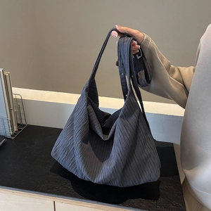 Grand sac cabas en toile plissée gris foncé pour le quotidien et les loisirs