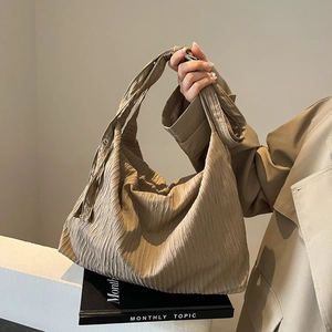 Sac fourre-tout plissé kaki au design hobo texturé avec longue bandoulière femme