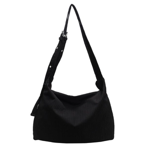 Grand sac cabas plissé noir avec bandoulière réglable et toile à texture gaufrée