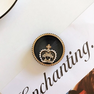 Details des luxuriösen Kronen-Handyhalters mit schwarzer Textur und Goldperlen