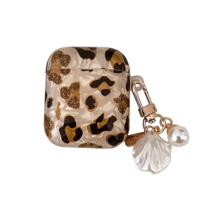 Coque AirPods léopard avec texture marbre perlé et pendentif en forme de coquillage