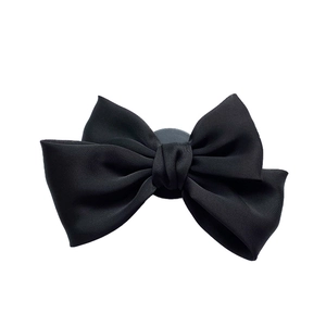 Makroaufnahme einer eleganten schwarzen Schleifen-Handyhalterung aus Satin-Seide