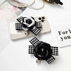 Support téléphone camélia en cuir avec ruban pied-de-poule et perle élégante