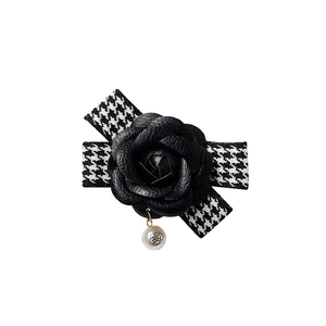 Support téléphone fleur camélia en cuir noir avec ruban pied-de-poule et perle