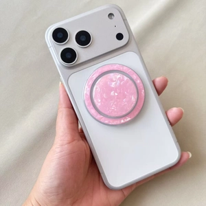 MagSafe Handyhalterung mit rosa Muschelmuster auf weißer, mattierter Schutzhülle