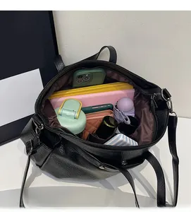 Vue intérieure du grand sac cabas noir montrant l'espace de rangement pour objets