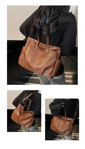 Détail du grand cabas marron vintage montrant le cuir texturé, les poignées et les poches