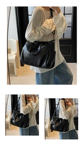Gros plan du sac cabas noir avec texture litchi et détails de poche latérale pratique
