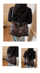 Détail du sac cabas marron vintage montrant la texture plissée et la double bandoulière