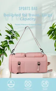 Détail du sac de sport rose montrant la bandoulière réglable et le tissu imperméable