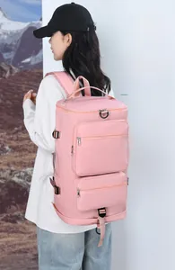 Grand sac à dos de voyage rose avec poches zippées et boucles latérales sur mannequin