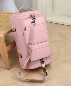 Sac de voyage rose imperméable avec large bandoulière et multiples poches zippées