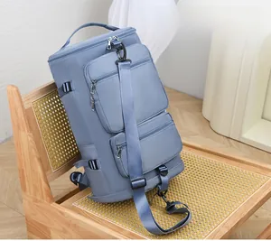 Détail du sac de sport bleu avec sangles réglables sur une chaise en bois