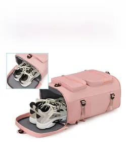 Détail du sac de sport rose montrant le compartiment à chaussures séparé pour voyage
