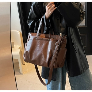 Détail du sac cabas marron vintage avec texture en cuir plissé et grande capacité interne