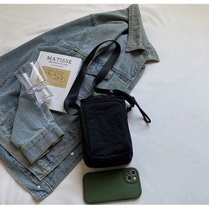 Détail d'un sac à bandoulière noir étanche pour téléphone avec bandoulière réglable