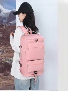 Sac à dos de voyage rose pâle en tissu imperméable avec boucle latérale sur un mannequin