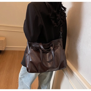 Détail du grand sac cabas vintage café en cuir souple plissé avec bandoulière