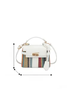 Dettaglio borsa box in paglia a righe multicolore con manico in pelle bianca e chiusura oro