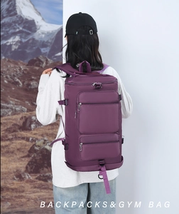 Détail du sac à dos de sport violet avec compartiments zippés et sangles de compression