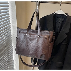 Détails du cabas en cuir grainé marron foncé avec poches latérales et rabat magnétique