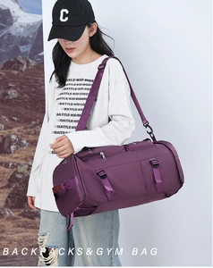 Sac de sport en nylon violet avec bandoulière réglable et poches zippées porté par un modèle