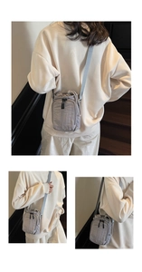 Vue détaillée du mini sac bandoulière avec fermeture à cordon et poche zippée avant