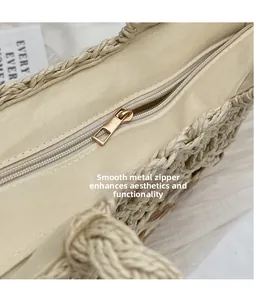 Primer plano de cremallera metálica y textura tejida en bolso de playa beige