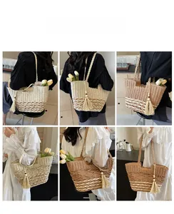 Detalle del bolso tote de paja tejida con borlas decorativas y gran diseño de capacidad