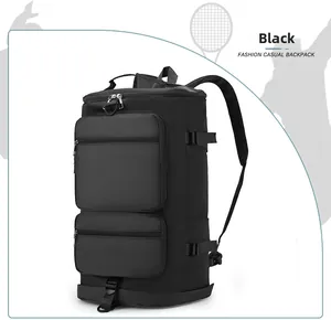 Détails du sac de voyage noir montrant les poches zippées et les boucles de réglage
