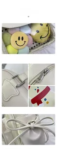 Detail der cremefarbenen PU-Tasche mit transparentem Sichtfenster und Silberbeschlägen
