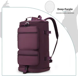 Gros plan du sac de sport violet foncé avec boucles latérales et poches zippées