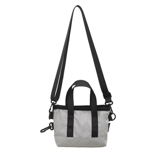 Mini borsa tote minimalista in nylon grigio con manici neri e tracolla regolabile