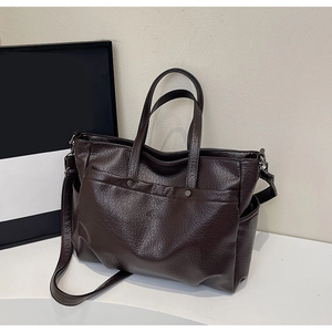 Détail du grand sac cabas marron foncé avec texture grainée et rivets métalliques