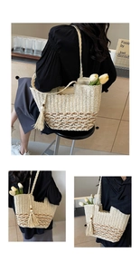 Detalle del bolso playero de paja beige con tejido colorido y borlas de cuentas de madera